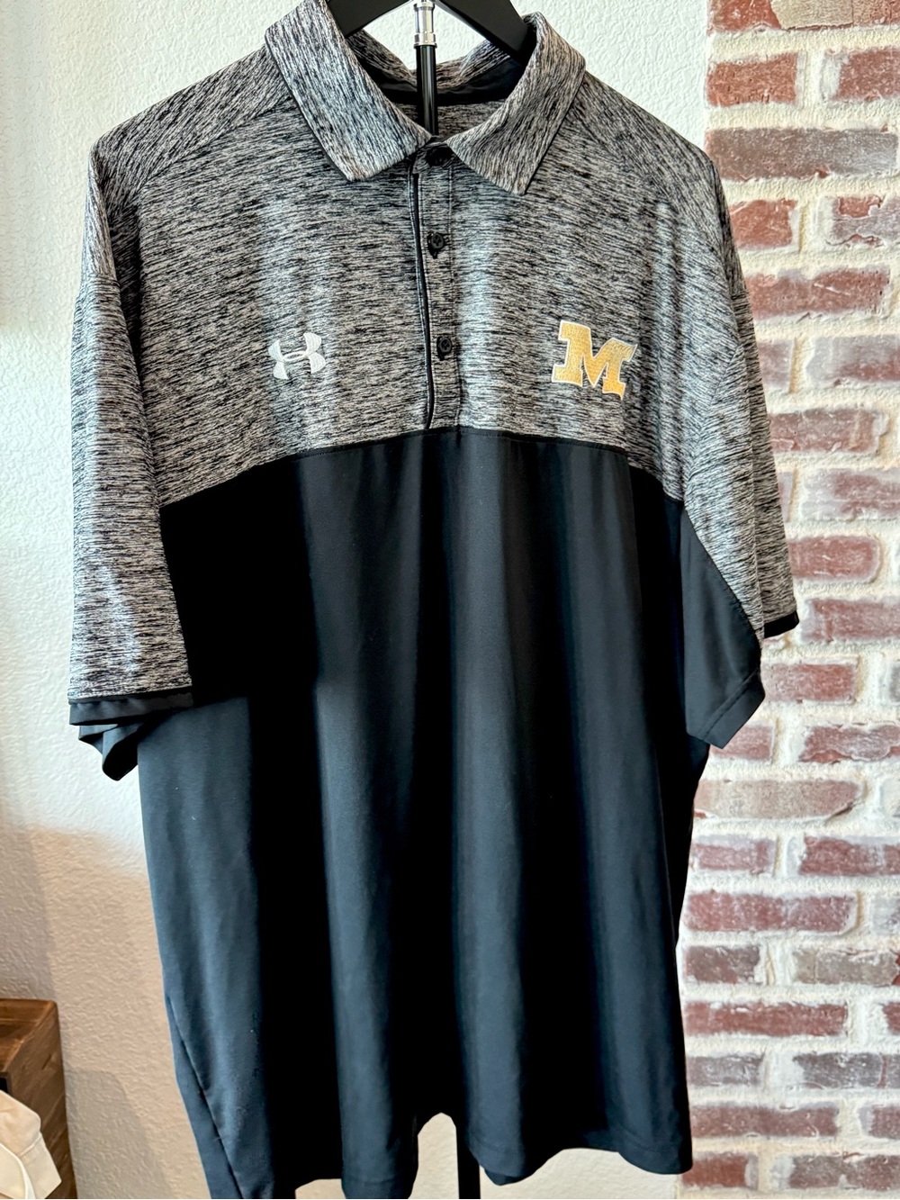 Under Armour University of Michigan Men’s Black & Gray Loose Polo Shirt 2XL - Picture 2 of 5